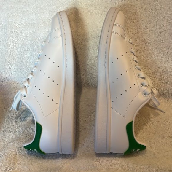 White Adidas Stan Smith sneakers with green backs. Women’s size 8. worn once - Picture 2 of 9